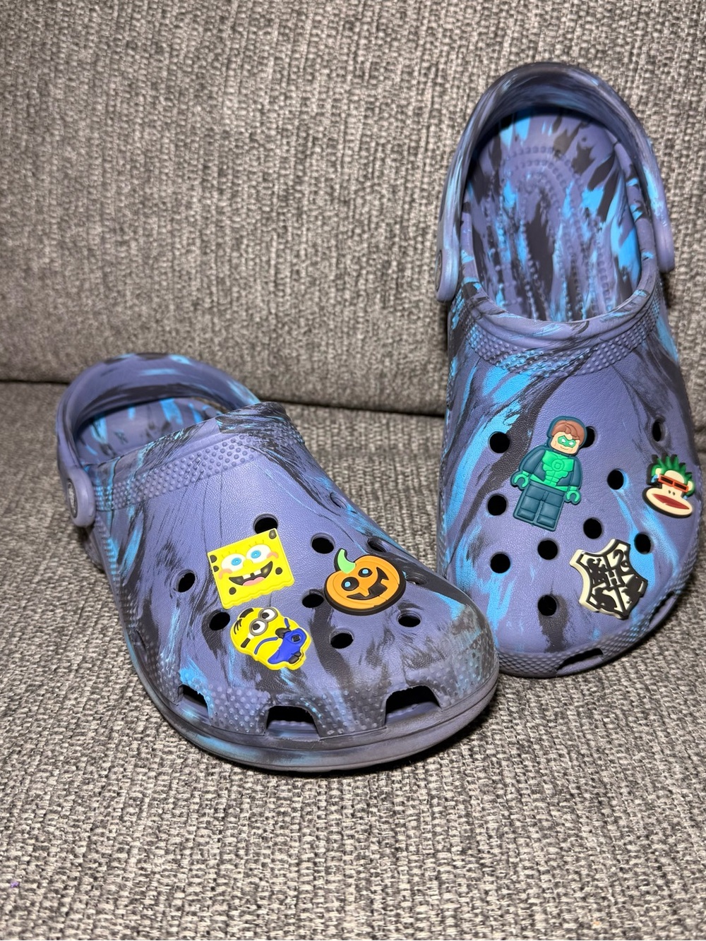 CROCS  CLASSIC MARBLED Blue Swirl Clog Shoes big kids size J5 with charms